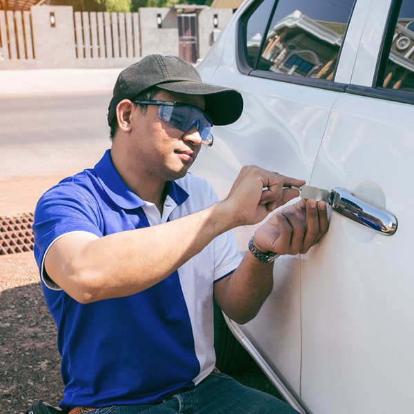 cerrajería de autos ofrece servicios de apertura de puertas, duplicado de llaves y cambio de cerraduras para vehículos